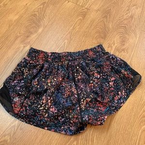 Hotty hot short 2.5” size 6 lululemon